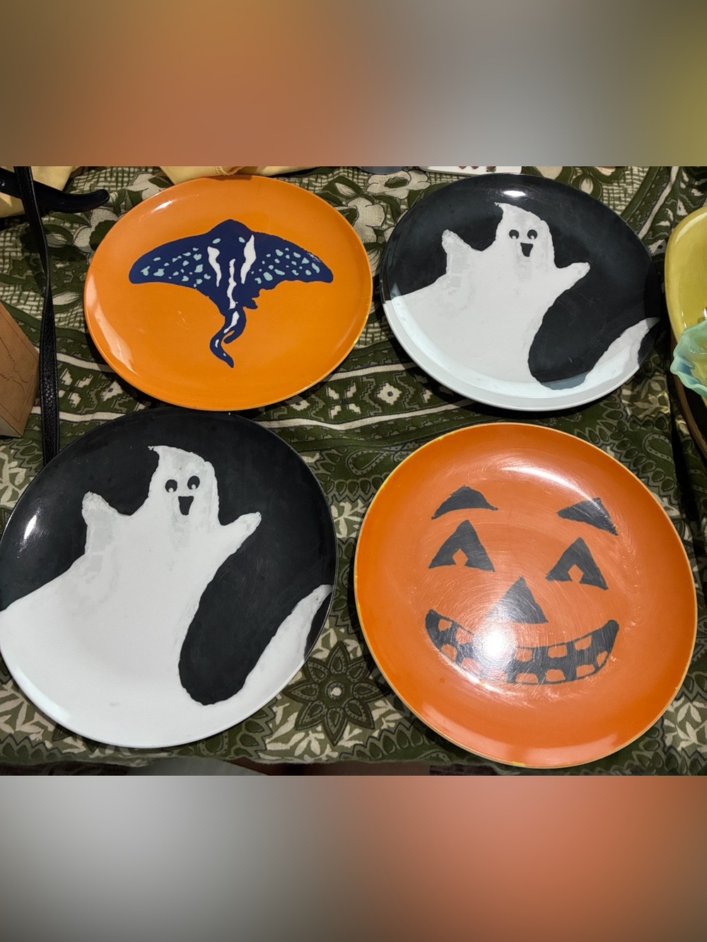Pottery Barn Kids Melamine Halloween Plates. 2 Orange & 2 Black/White Ghosts. UC